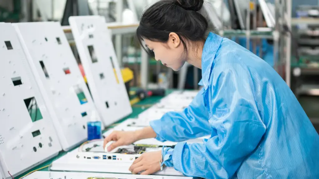 Workers Are Processing The Rear Sockets Of The PC